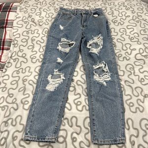 Yea m selling these ripped jeans they have never been warn